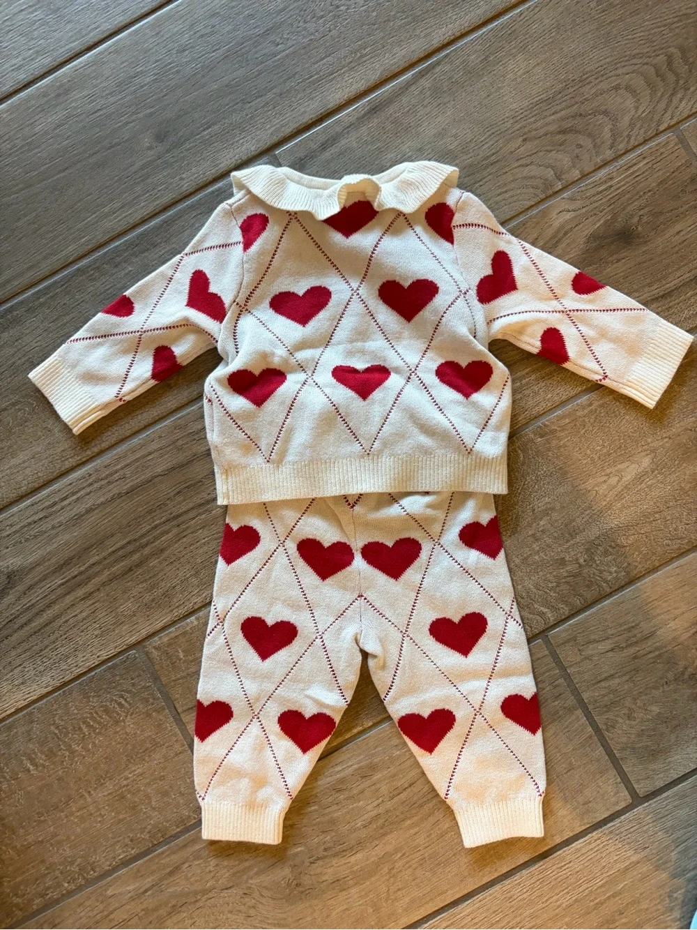Baby Gap 2 piece set with red hearts on a cream background knit Size 3-6 months